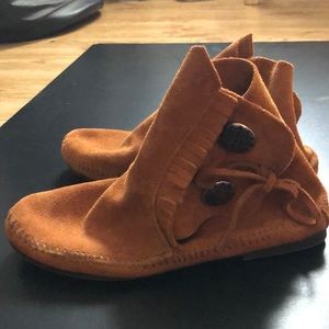 Minnetonka Two Button Hardsole Boot